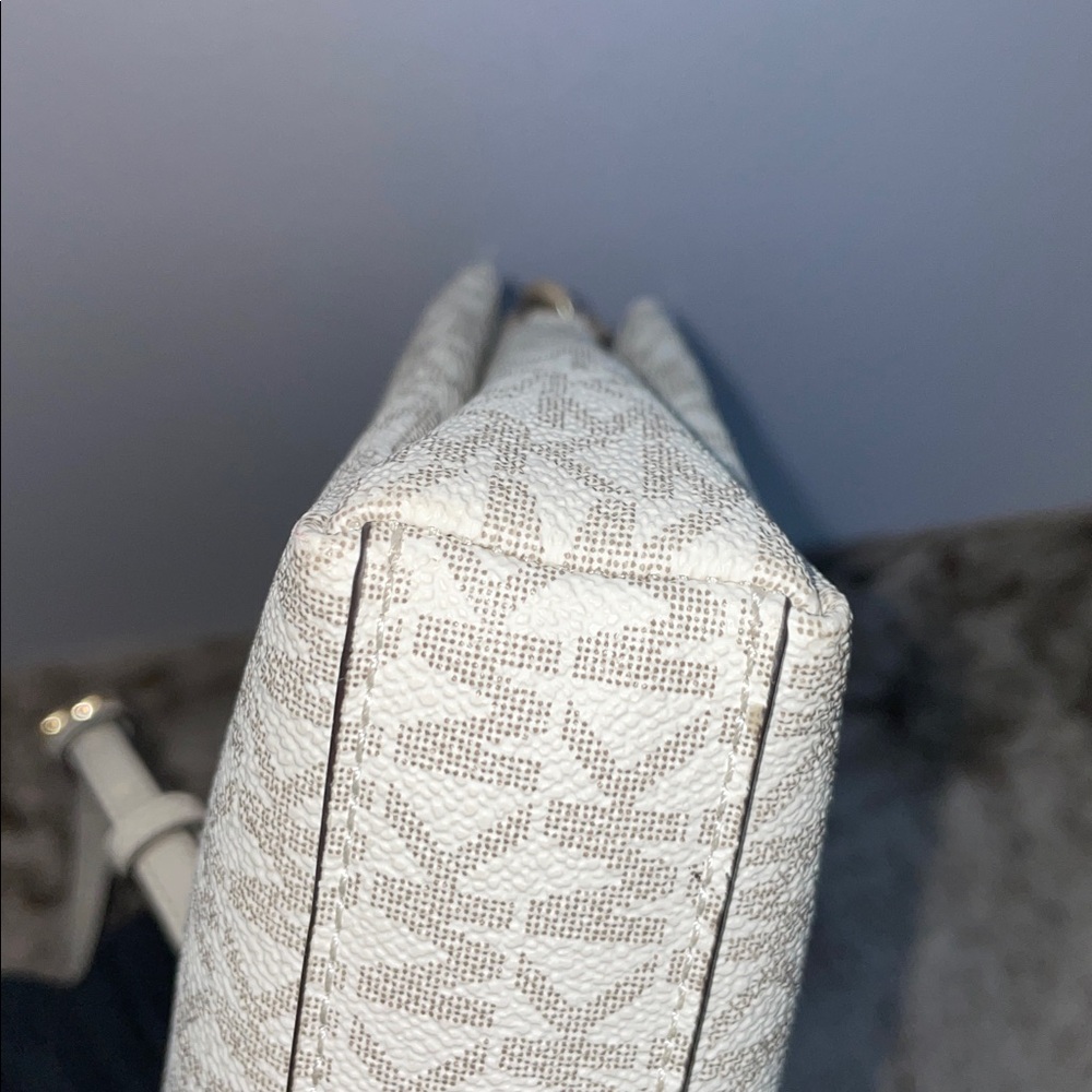 Michael Kors ‘Trisha’ Medium Triple Compartment Crossbody - Picture 6 of 13
